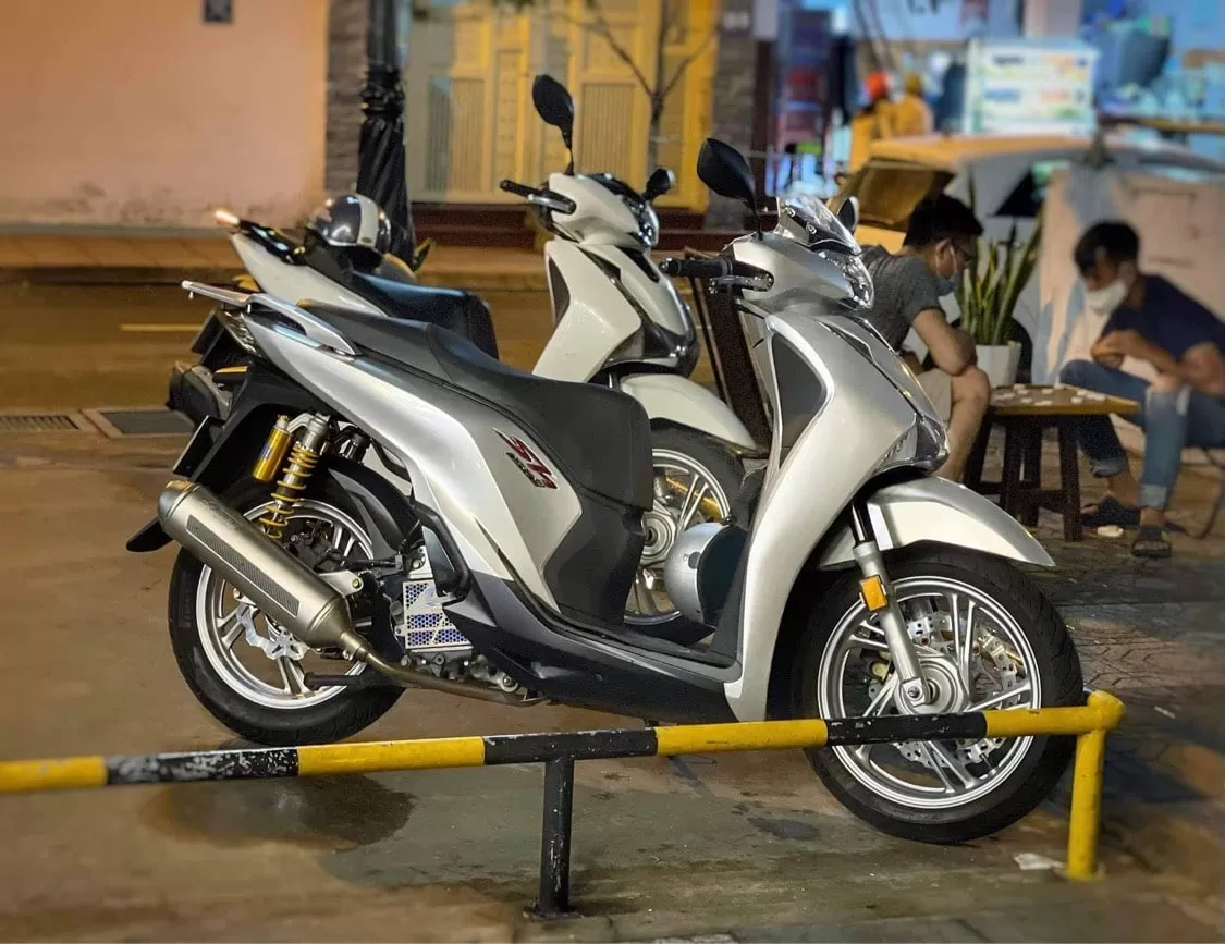 Sơn Xịt Samurai H111 – Bạc Ánh Kim Sáng Bóng, Đẳng Cấp