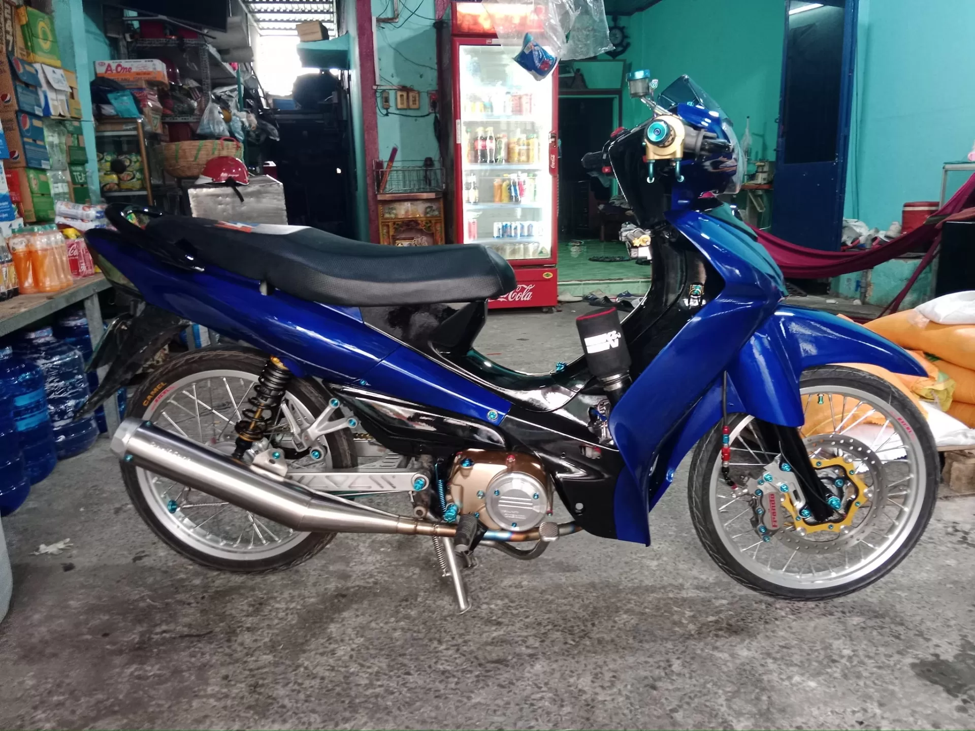 Sơn xịt Samurai H195M màu xanh dương đậm – bền màu, bám dính tốt, khô nhanh