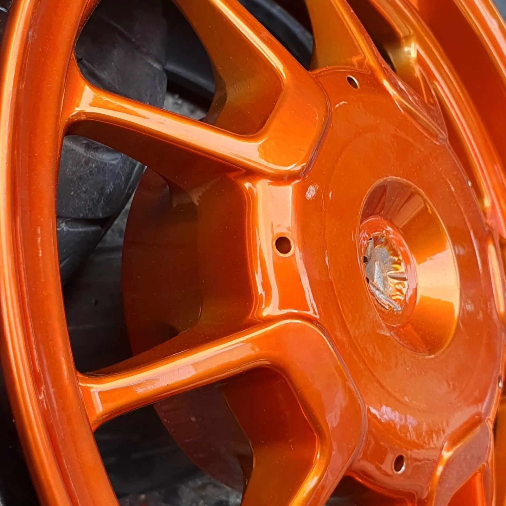 Sơn xịt Samurai H618 – màu cam nổi bật, sắc cam rực rỡ, đều màu, bám chắc, khô nhanh, dễ sử dụng