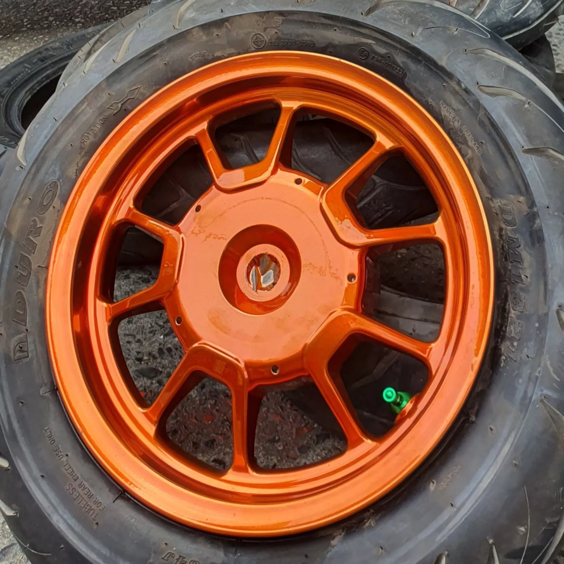 Sơn xịt Samurai H618 – màu cam nổi bật, sắc cam rực rỡ, đều màu, bám chắc, khô nhanh, dễ sử dụng