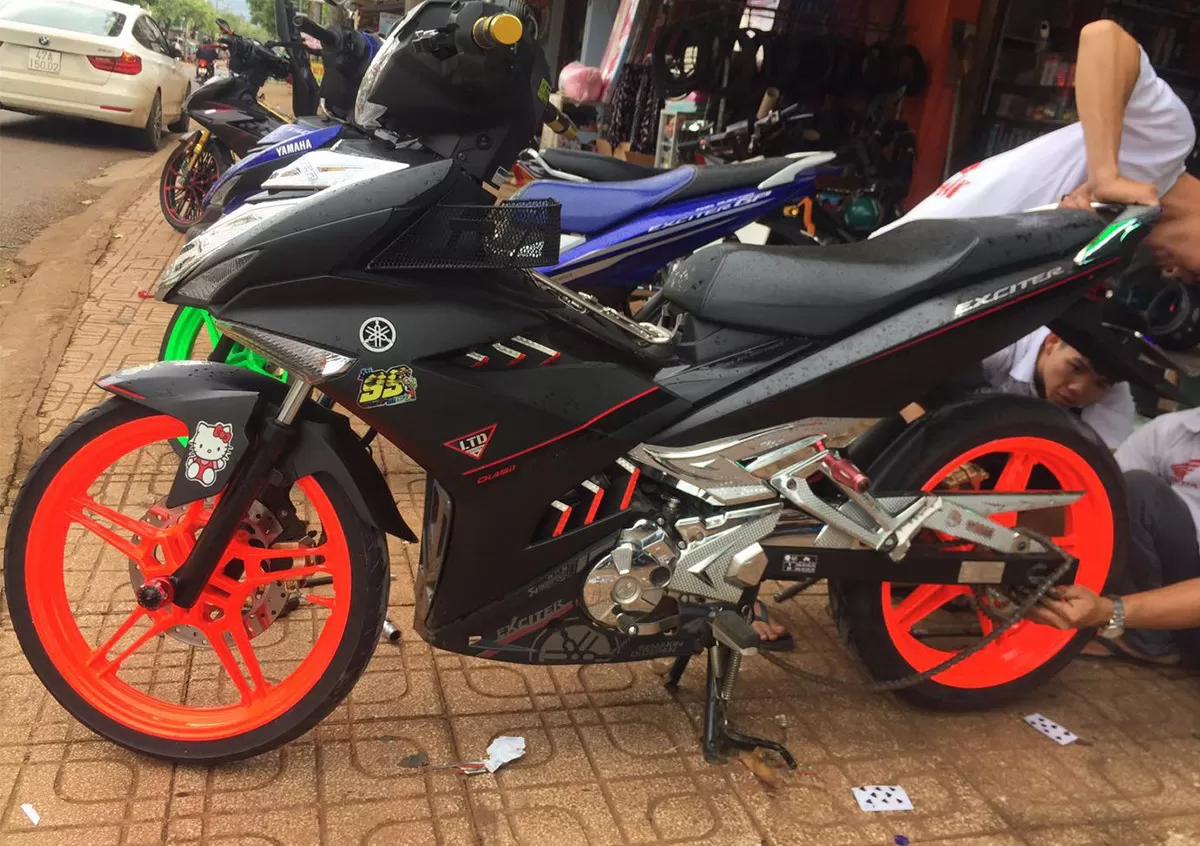 Sơn xịt Samurai 57 màu đỏ huỳnh quang – phát sáng nổi bật, bám tốt, khô nhanh, thu hút ánh nhìn