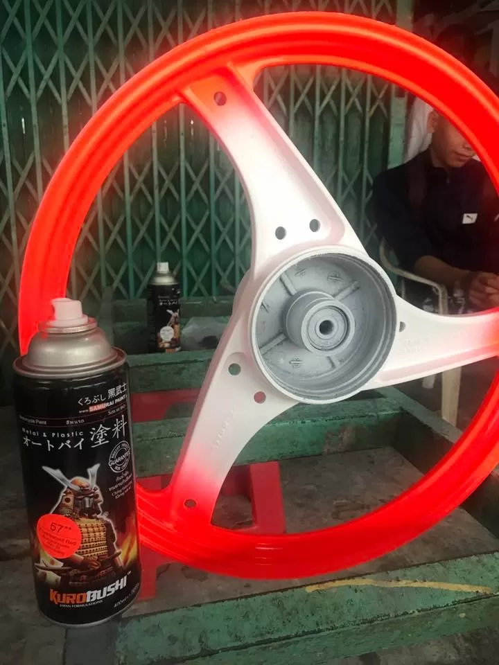 Sơn xịt Samurai 57 màu đỏ huỳnh quang – phát sáng nổi bật, bám tốt, khô nhanh, thu hút ánh nhìn