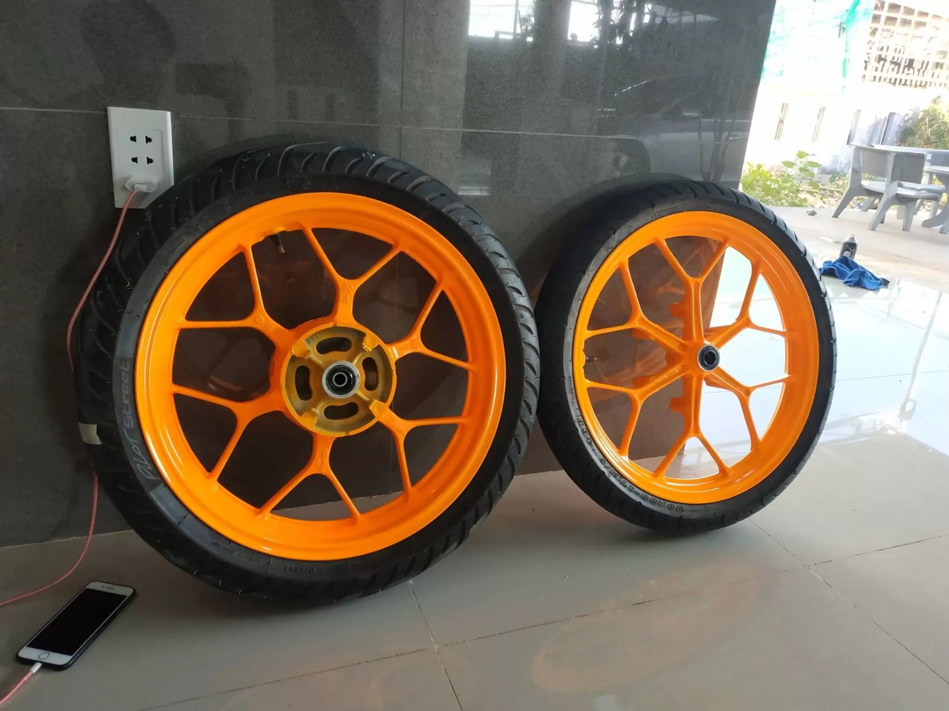 Sơn xịt Samurai 55 màu cam huỳnh quang – rực rỡ, phát sáng, bám chắc, khô nhanh