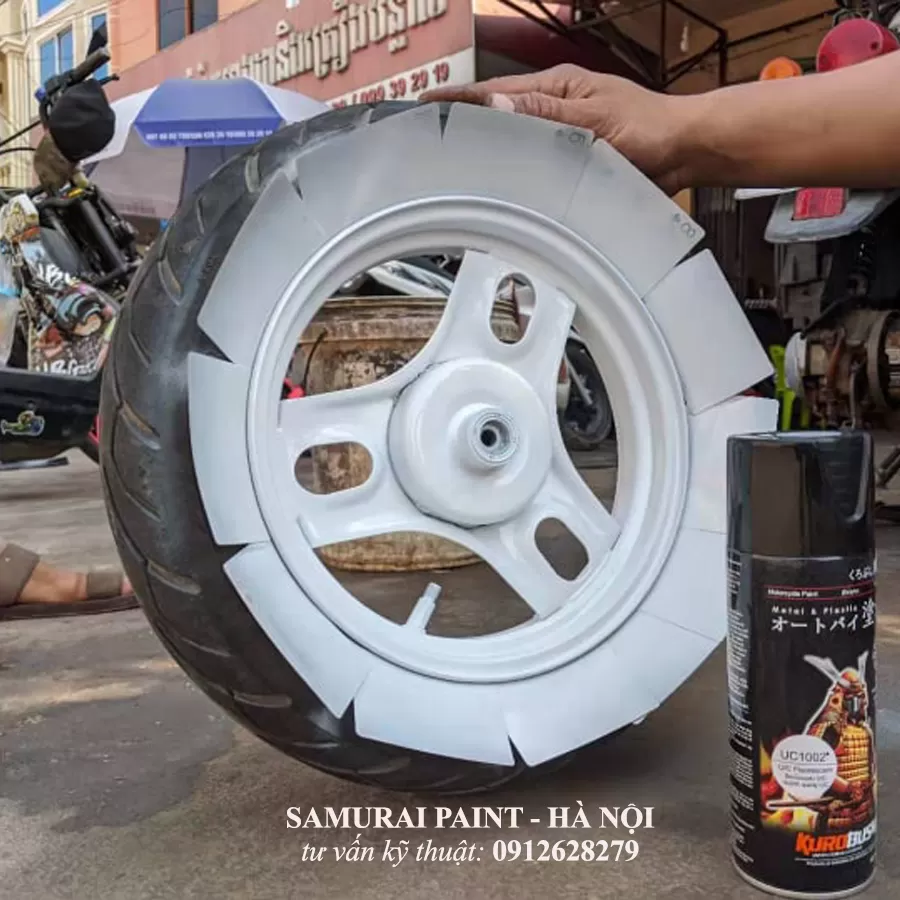 Sơn xịt Samurai UC1002 nền trắng huỳnh quang – phát sáng ban đêm, bảo vệ bề mặt, khô nhanh