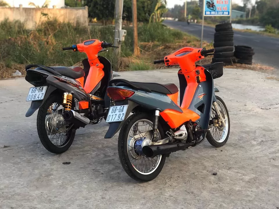 Sơn xịt Samurai 57 màu đỏ huỳnh quang – phát sáng nổi bật, bám tốt, khô nhanh, thu hút ánh nhìn