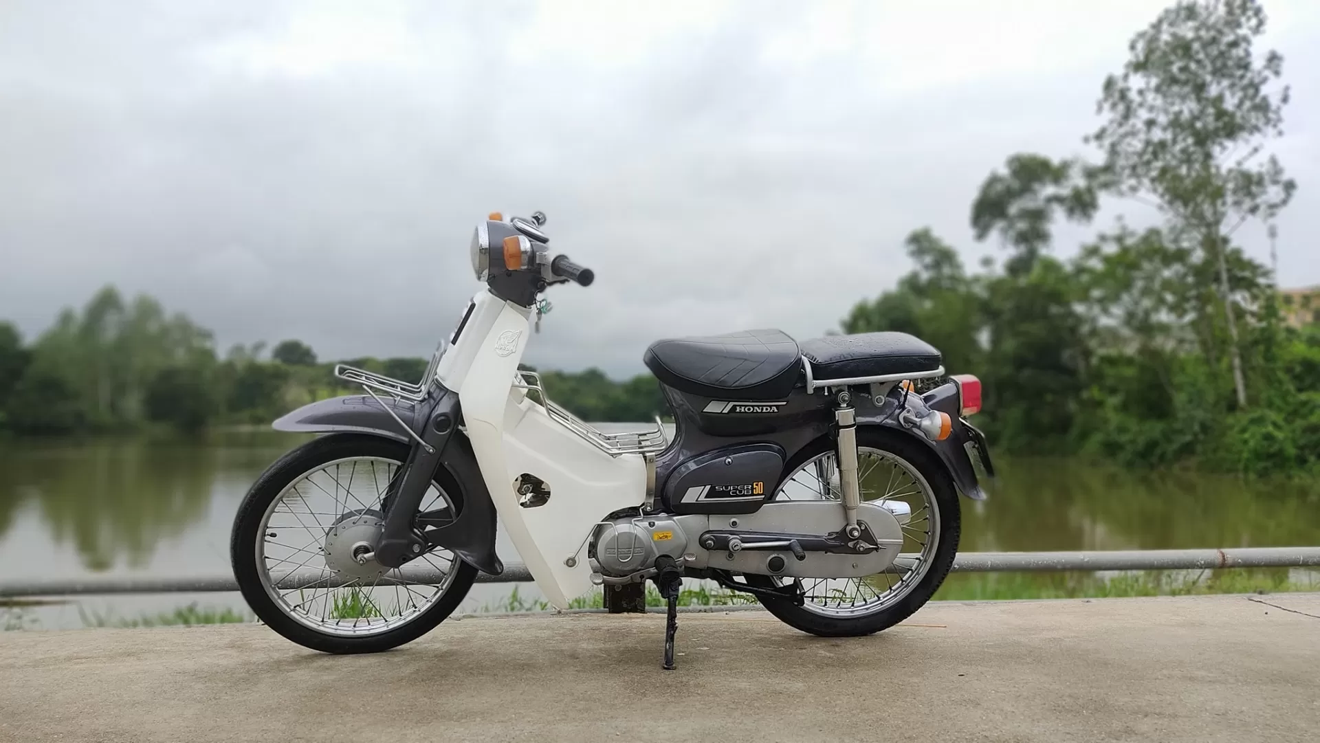 Sơn xịt Samurai K414 màu xám ánh kim – hiện đại, sắc nét, khô nhanh, bám chắc