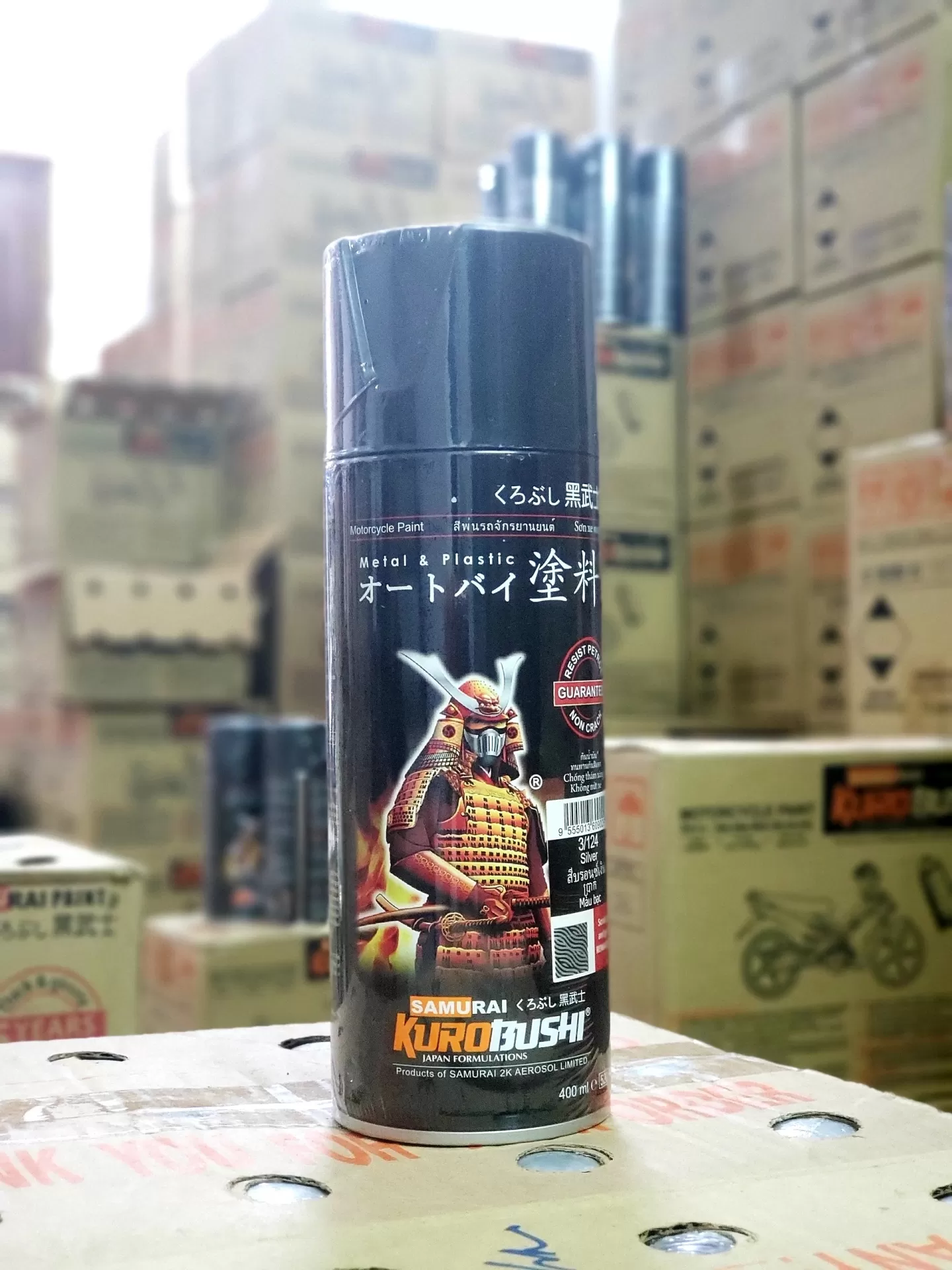 Sơn xịt Samurai PS124 màu bạc trơn – bề mặt nhẵn mịn, đều màu, khô nhanh, bám chắc