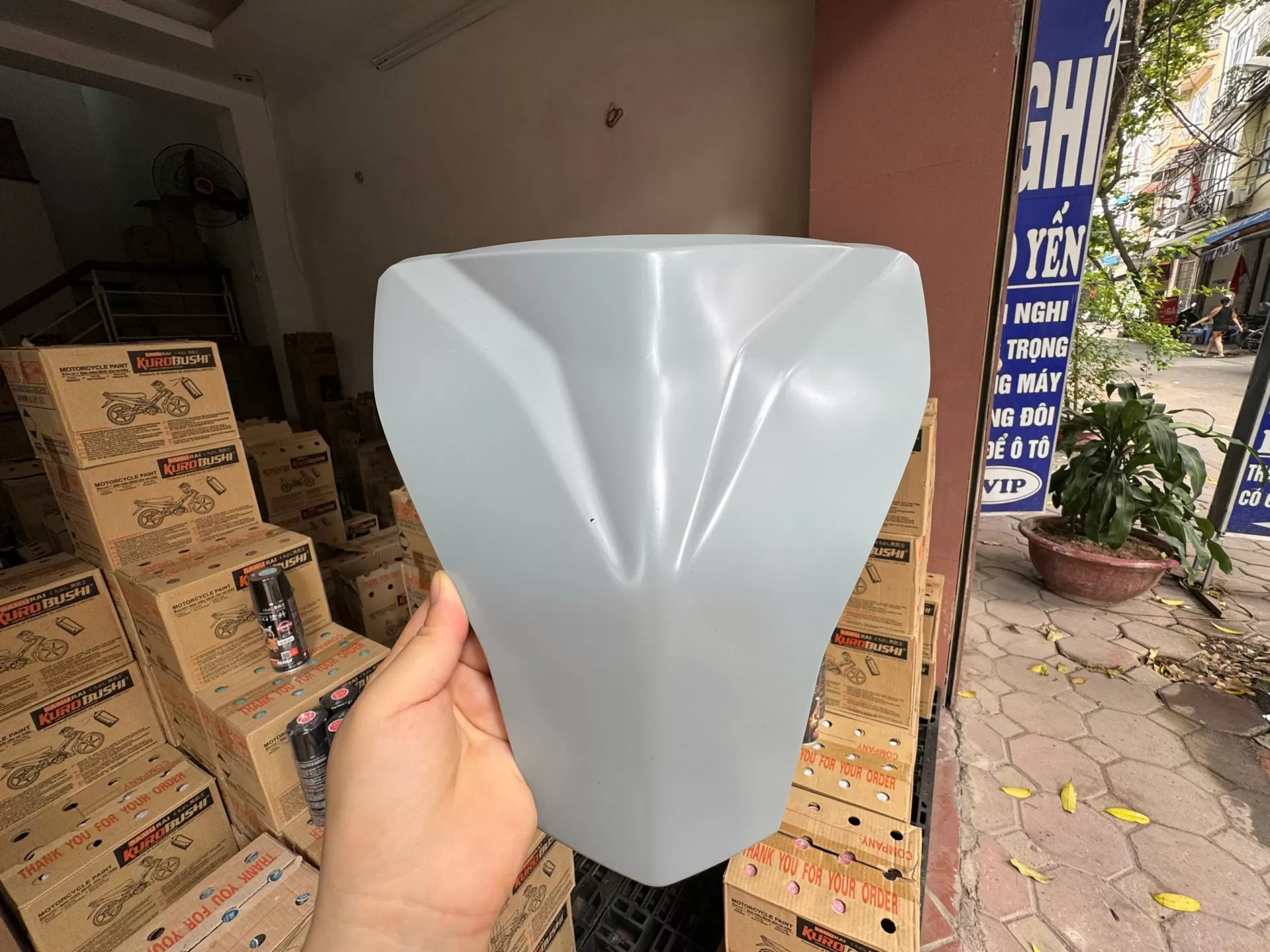 Sơn xịt Samurai F42 – màu xám xi măng hiện đại, đều màu, bám chắc, khô nhanh, phù hợp nhiều phong cách