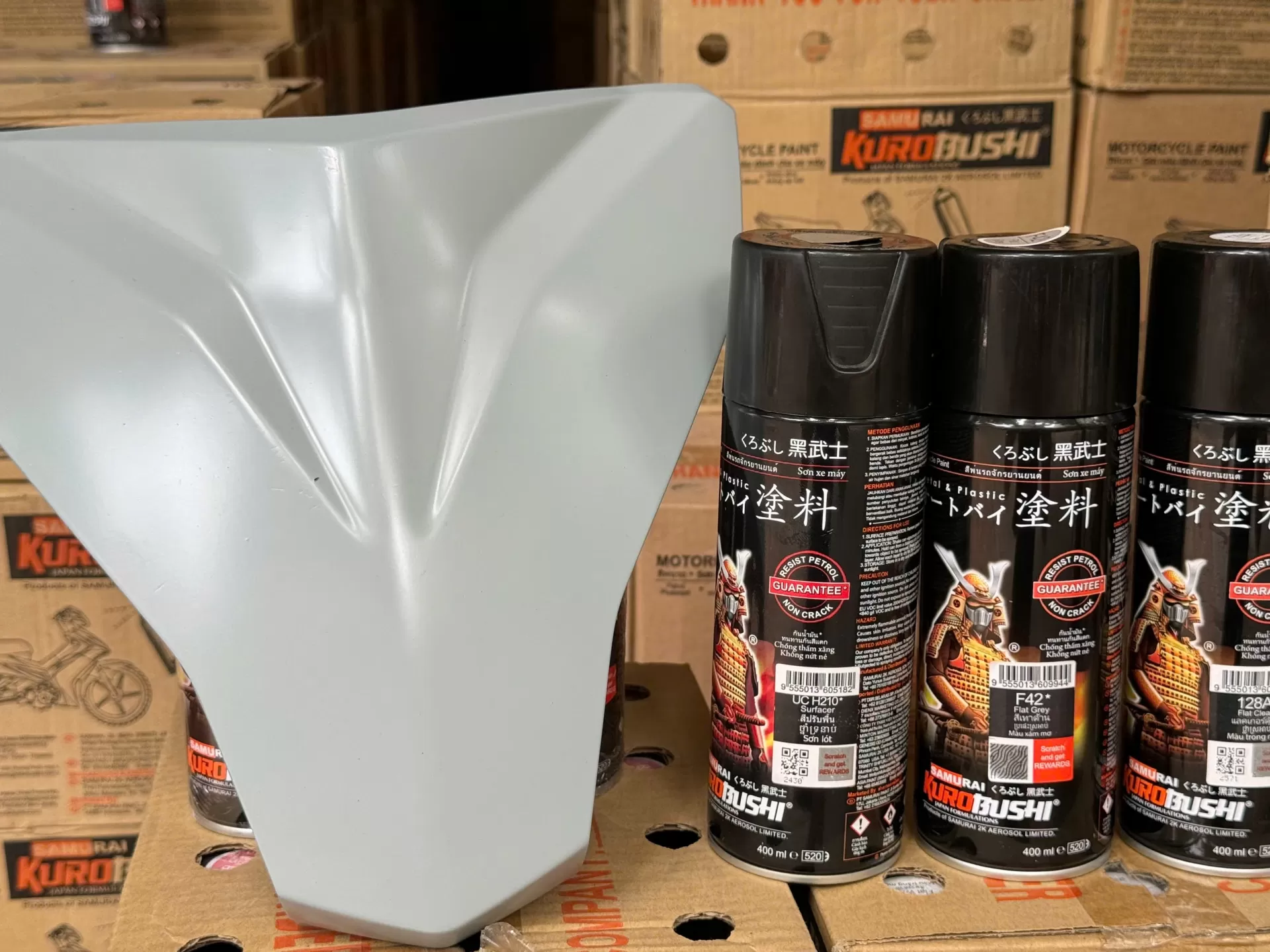 Sơn xịt Samurai F42 – màu xám xi măng hiện đại, đều màu, bám chắc, khô nhanh, phù hợp nhiều phong cách