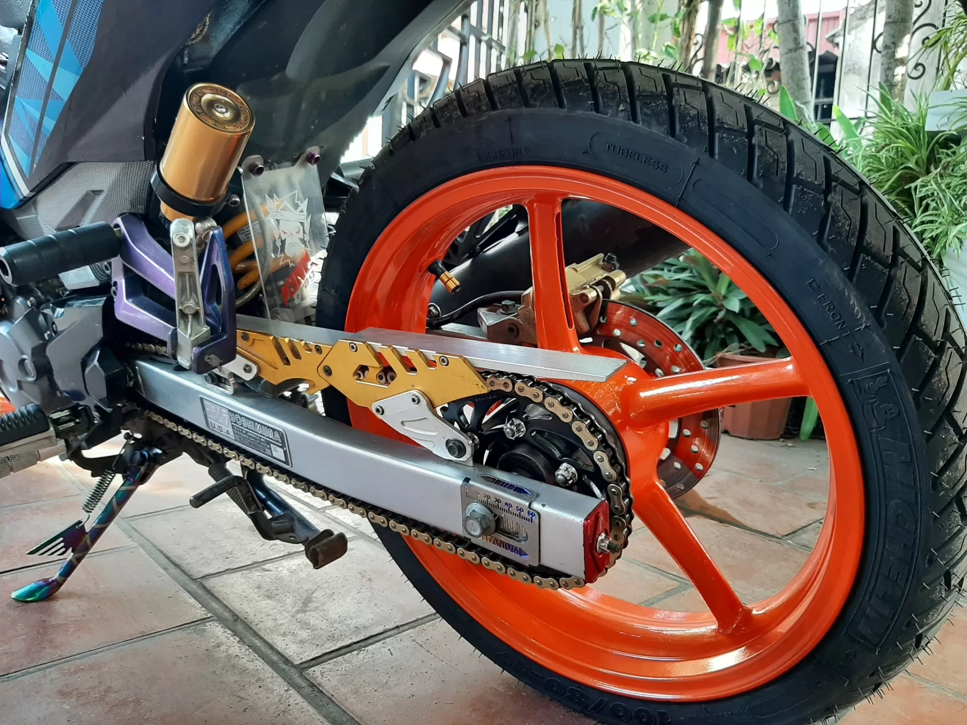 Sơn xịt Samurai Y3505 màu cam ánh kim – nổi bật, rực rỡ, bám tốt, khô nhanh