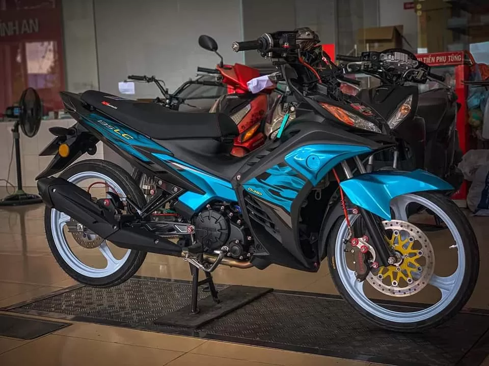 Sơn xịt Samurai Y132 – màu xanh nổi bật, sắc xanh tươi sáng, đều màu, bám chắc, khô nhanh