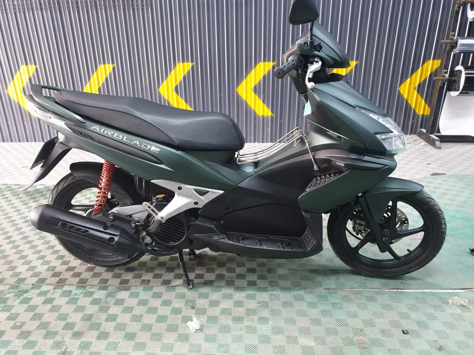 Sơn xịt Samurai Y9393 – màu xanh rêu cá tính, sắc xanh độc đáo, đều màu, khô nhanh, bám chắc