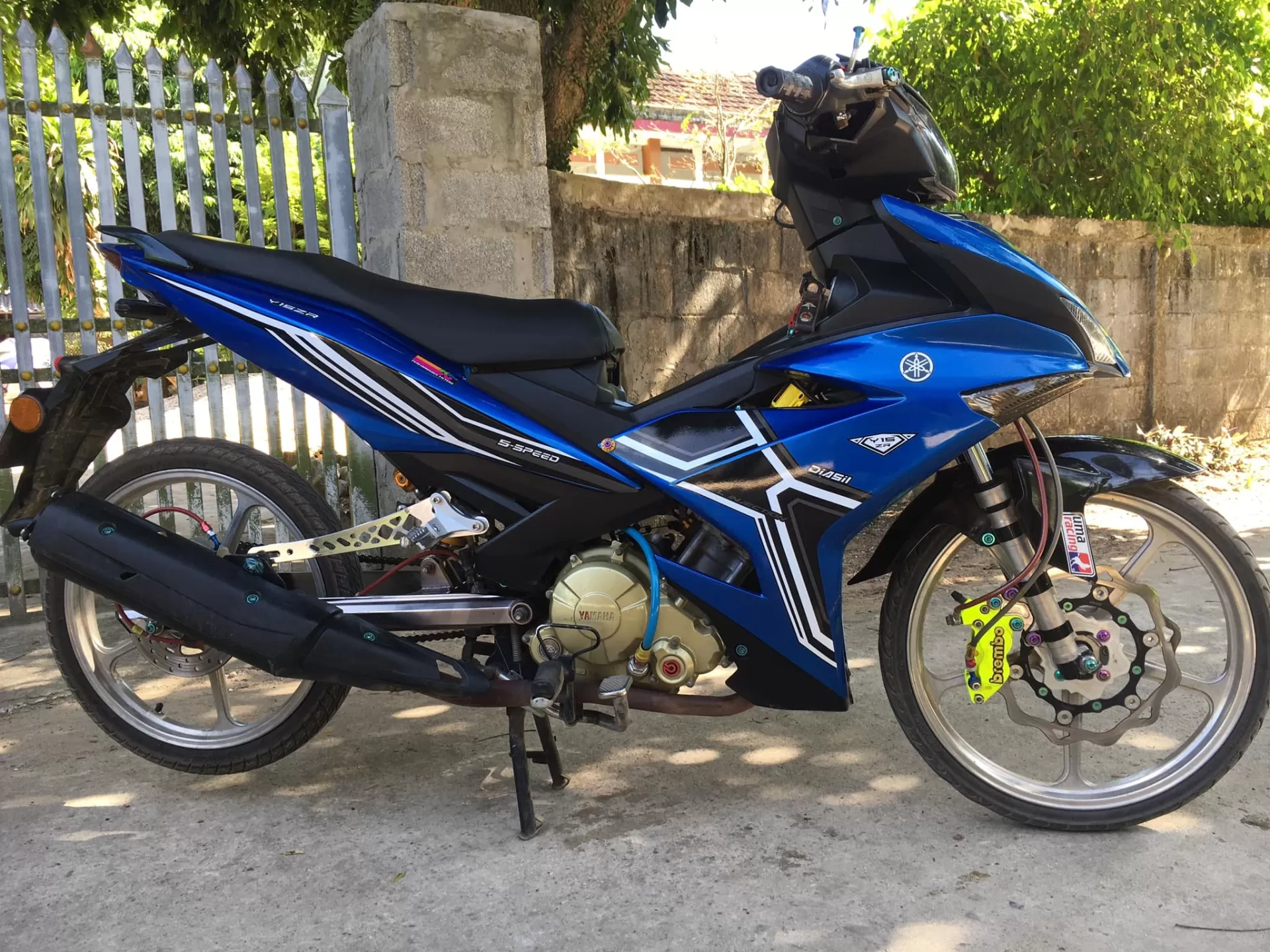 Sơn xịt Samurai Y9094 màu xanh ánh kim – cá tính, tươi sáng, khô nhanh, bám chắc