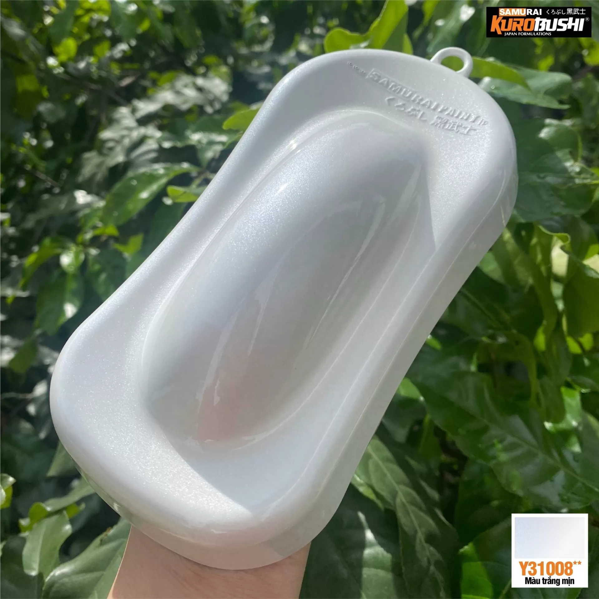 Sơn xịt Samurai Y31008 màu trắng ánh kim – tinh tế, nổi bật, khô nhanh, bám tốt