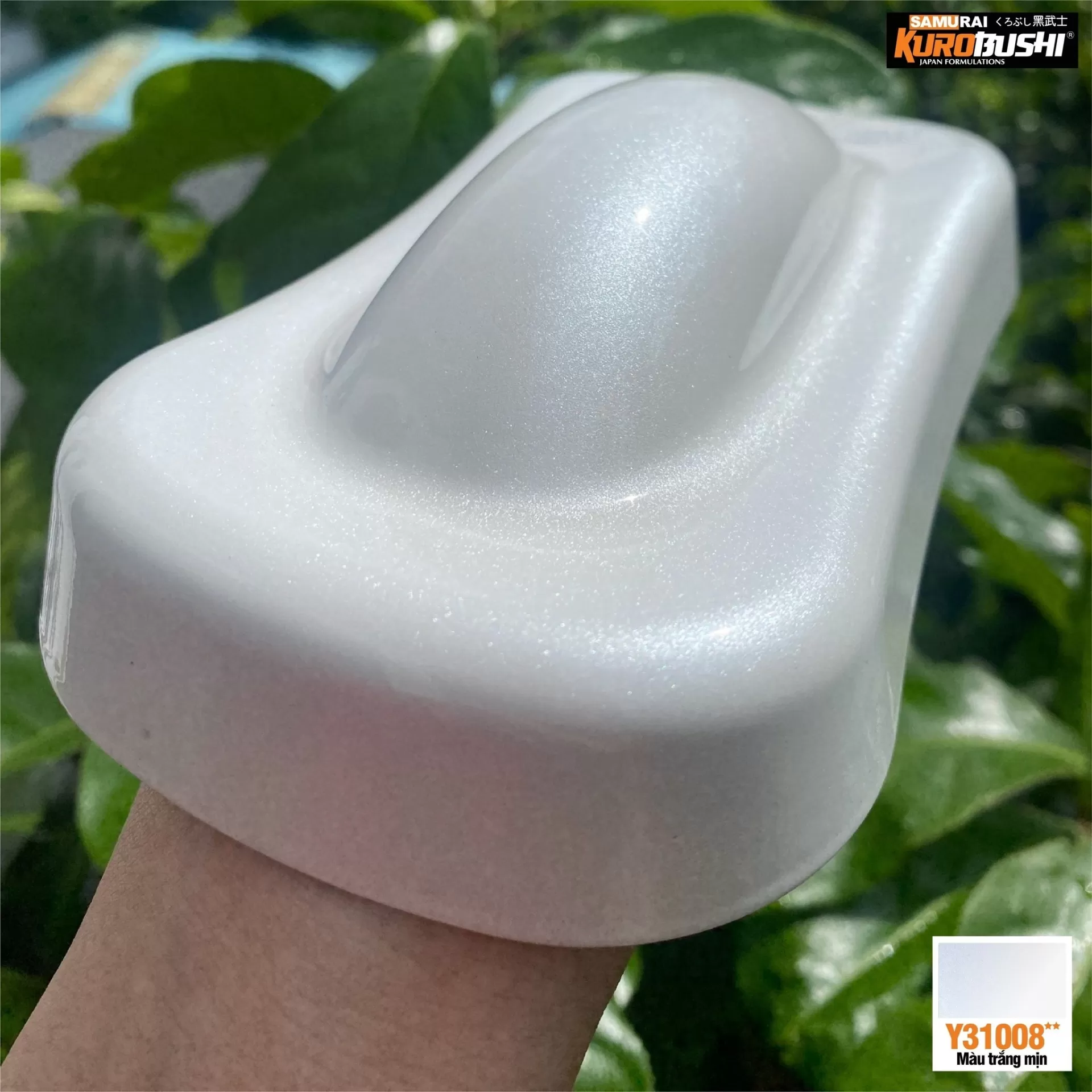 Sơn xịt Samurai Y31008 màu trắng ánh kim – tinh tế, nổi bật, khô nhanh, bám tốt