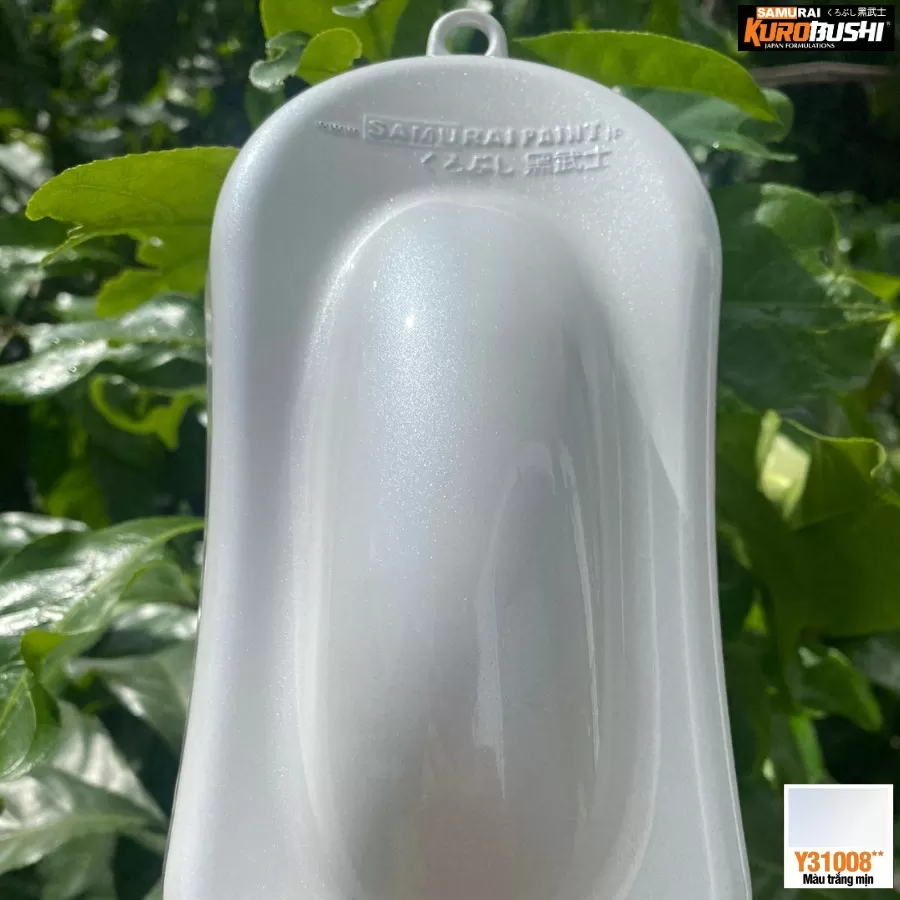 Sơn xịt Samurai Y31008 màu trắng ánh kim – tinh tế, nổi bật, khô nhanh, bám tốt