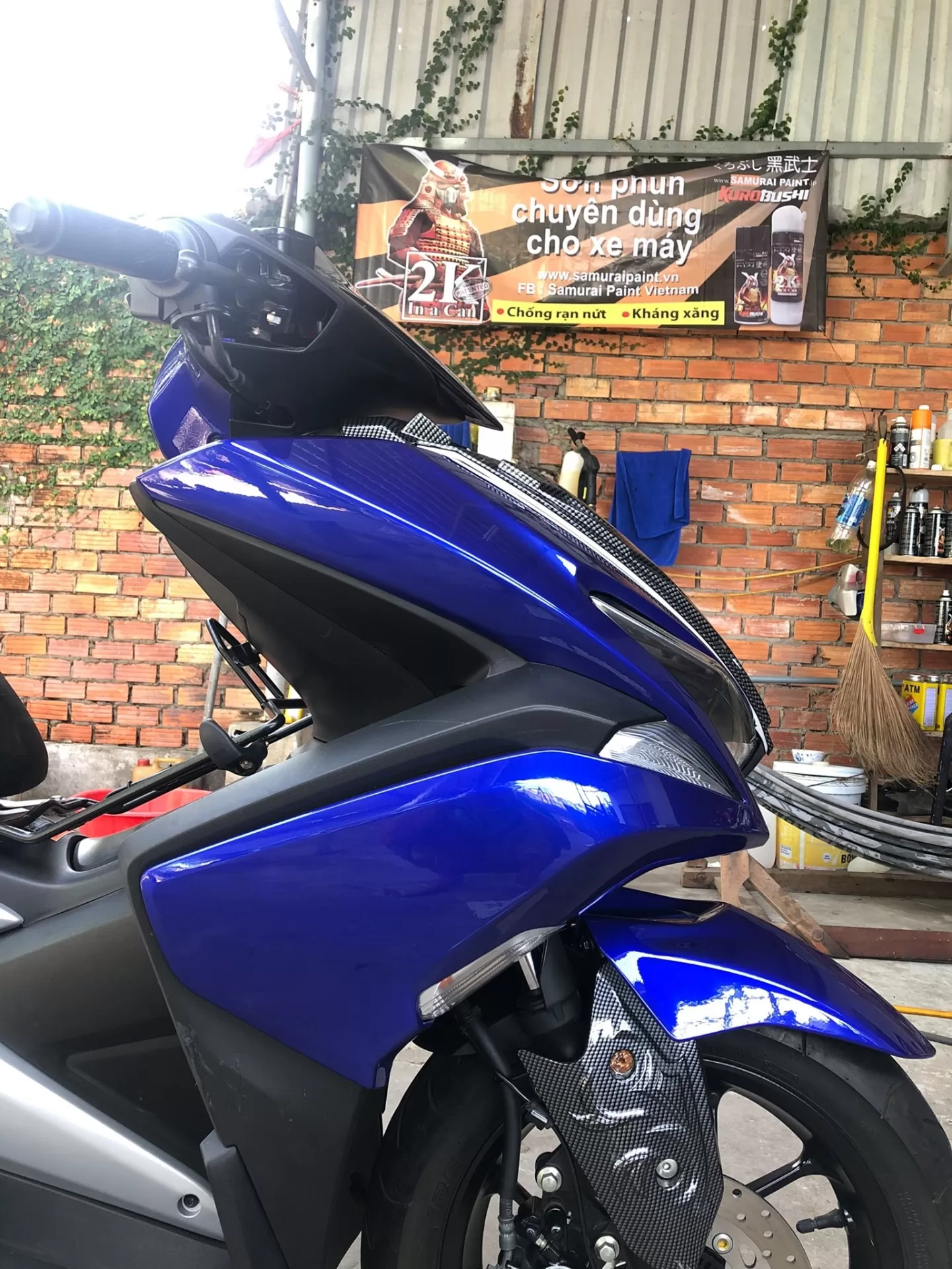Sơn xịt Samurai Y3973 màu xanh GP – độc đáo, bóng đẹp, bám chắc, khô nhanh