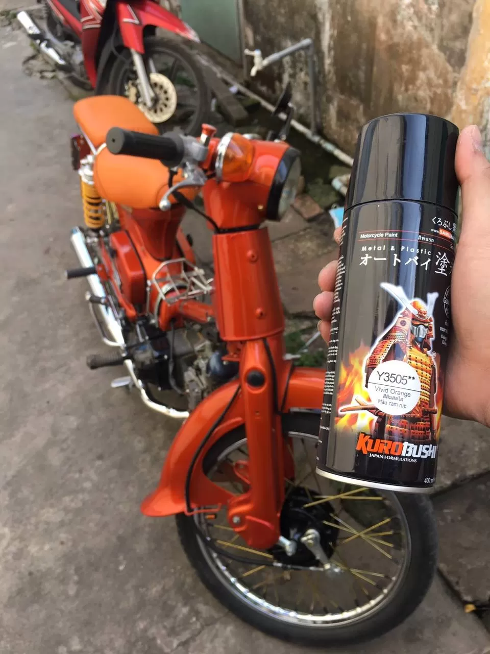 Sơn xịt Samurai Y3505 màu cam ánh kim – nổi bật, rực rỡ, bám tốt, khô nhanh