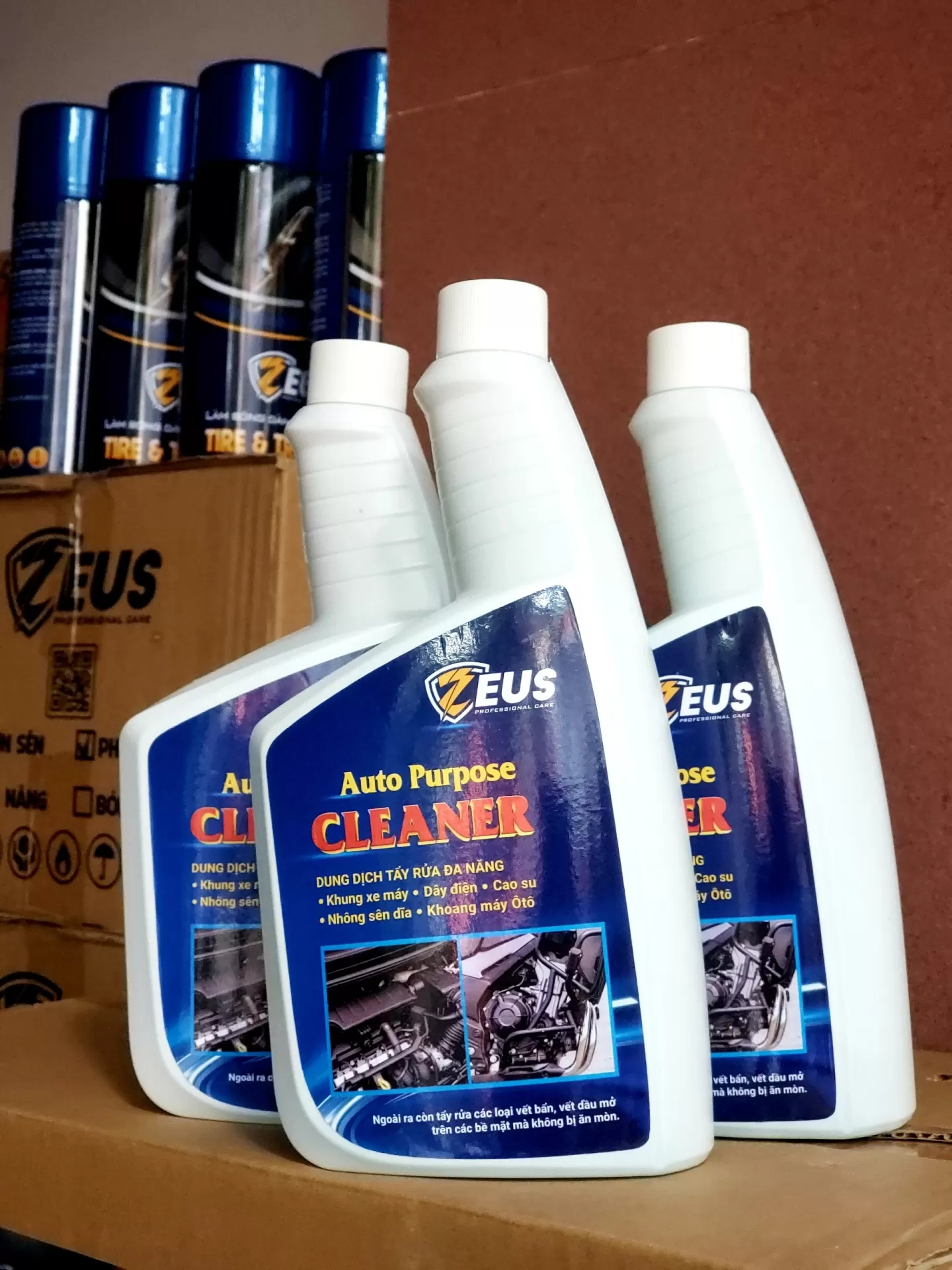 Tẩy đa năng Zeus 1000ml – tẩy sạch dầu mỡ, bùn đất, bụi bẩn cứng đầu trên xe và gia dụng