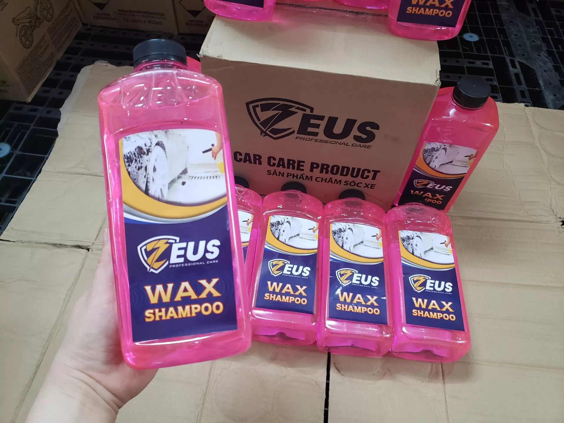 Nước rửa xe ô tô Zeus – tẩy sạch bụi bẩn, bóng sơn, không ăn mòn, an toàn với bề mặt sơn xe