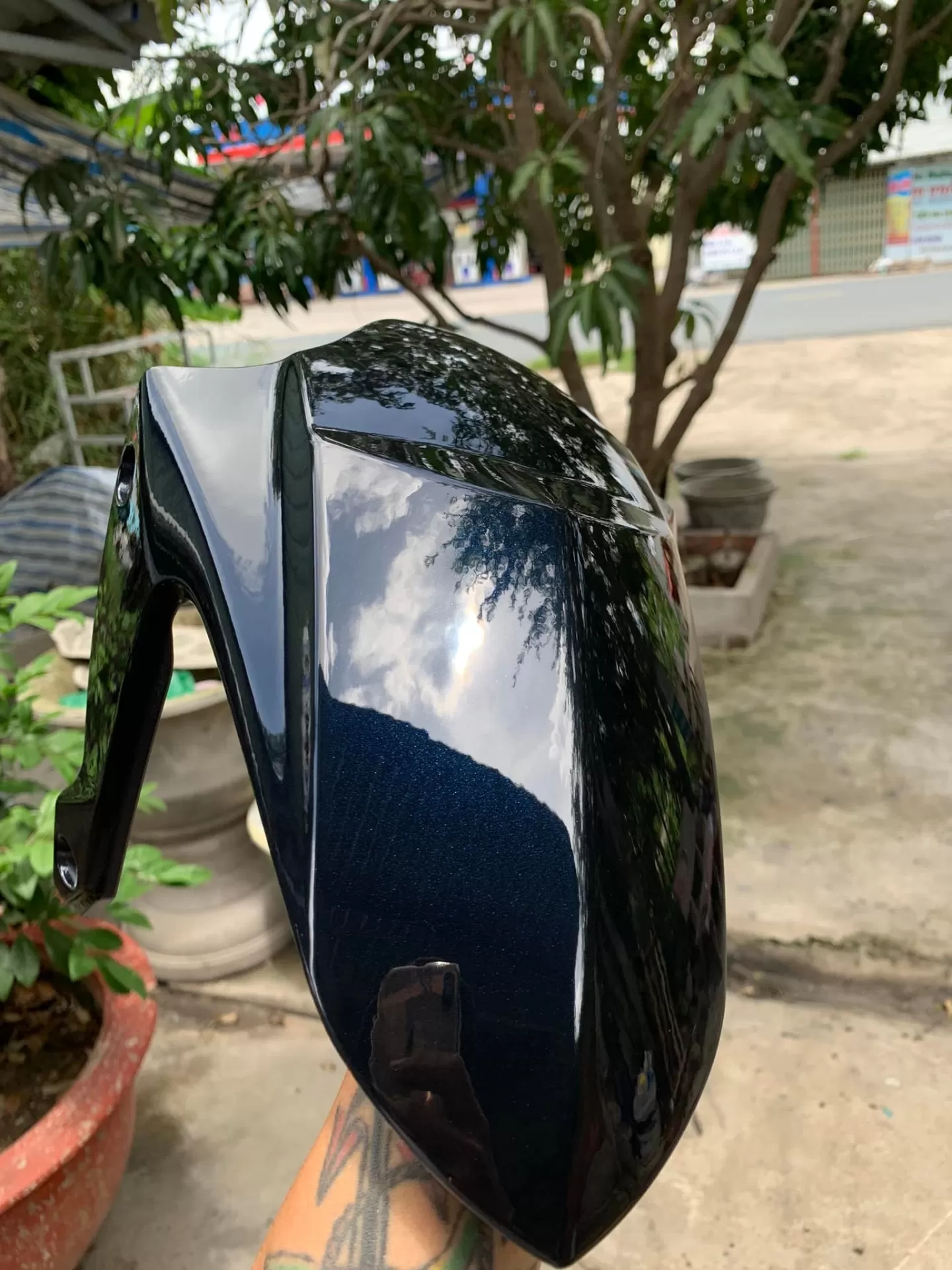 Sơn xịt Samurai H931 – màu đen ánh xanh độc đáo, bề mặt đẹp, khô nhanh, bám chắc, đều màu