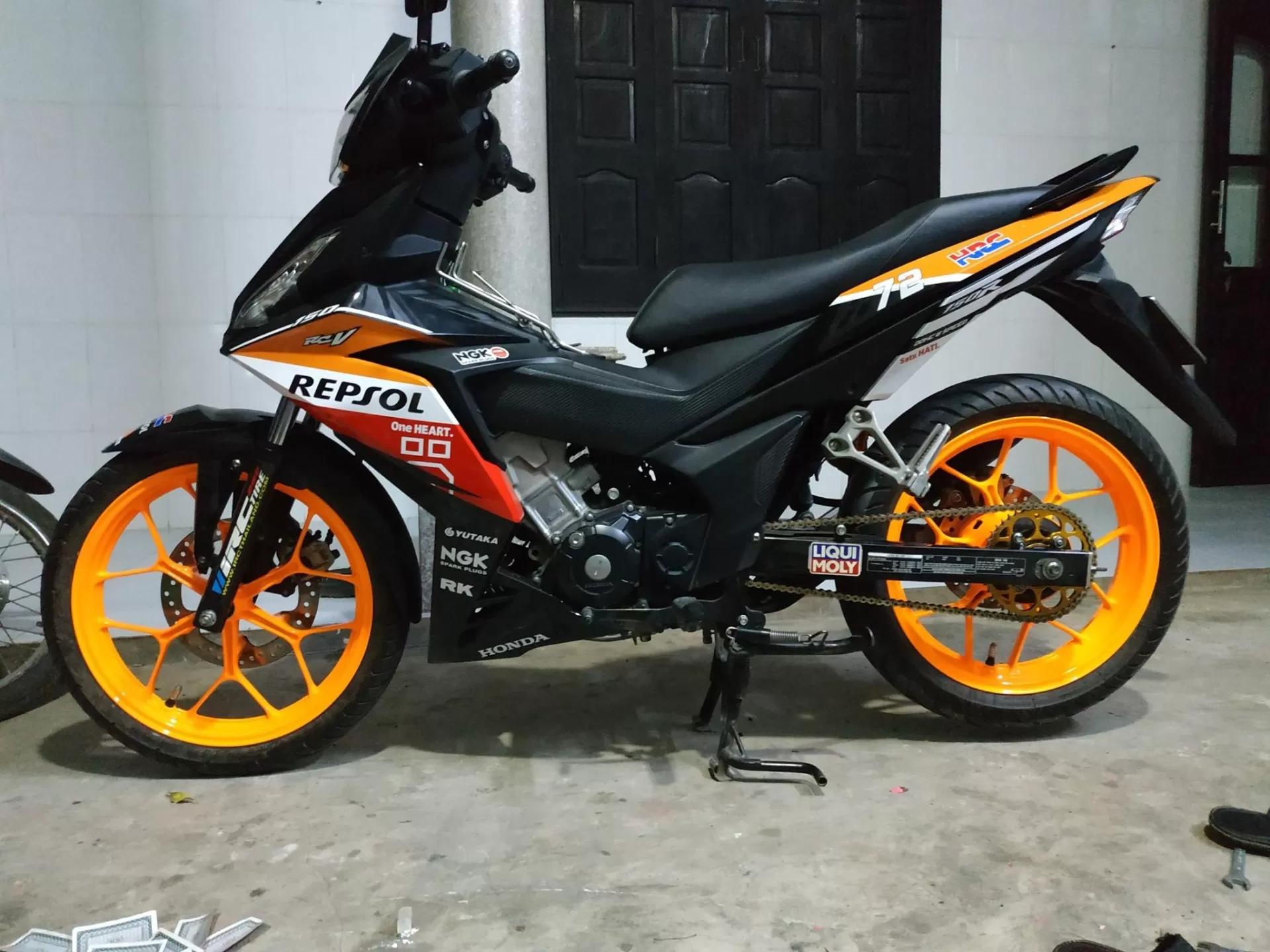 Sơn xịt Samurai 55 màu cam huỳnh quang – rực rỡ, phát sáng, bám chắc, khô nhanh