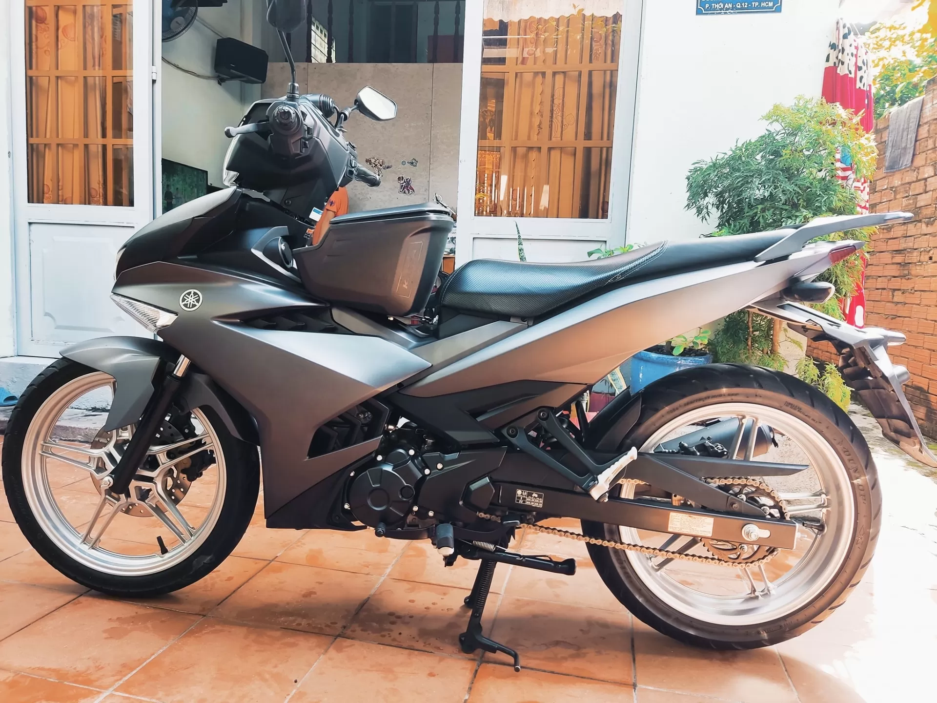 Sơn xịt Samurai K414 màu xám ánh kim – hiện đại, sắc nét, khô nhanh, bám chắc