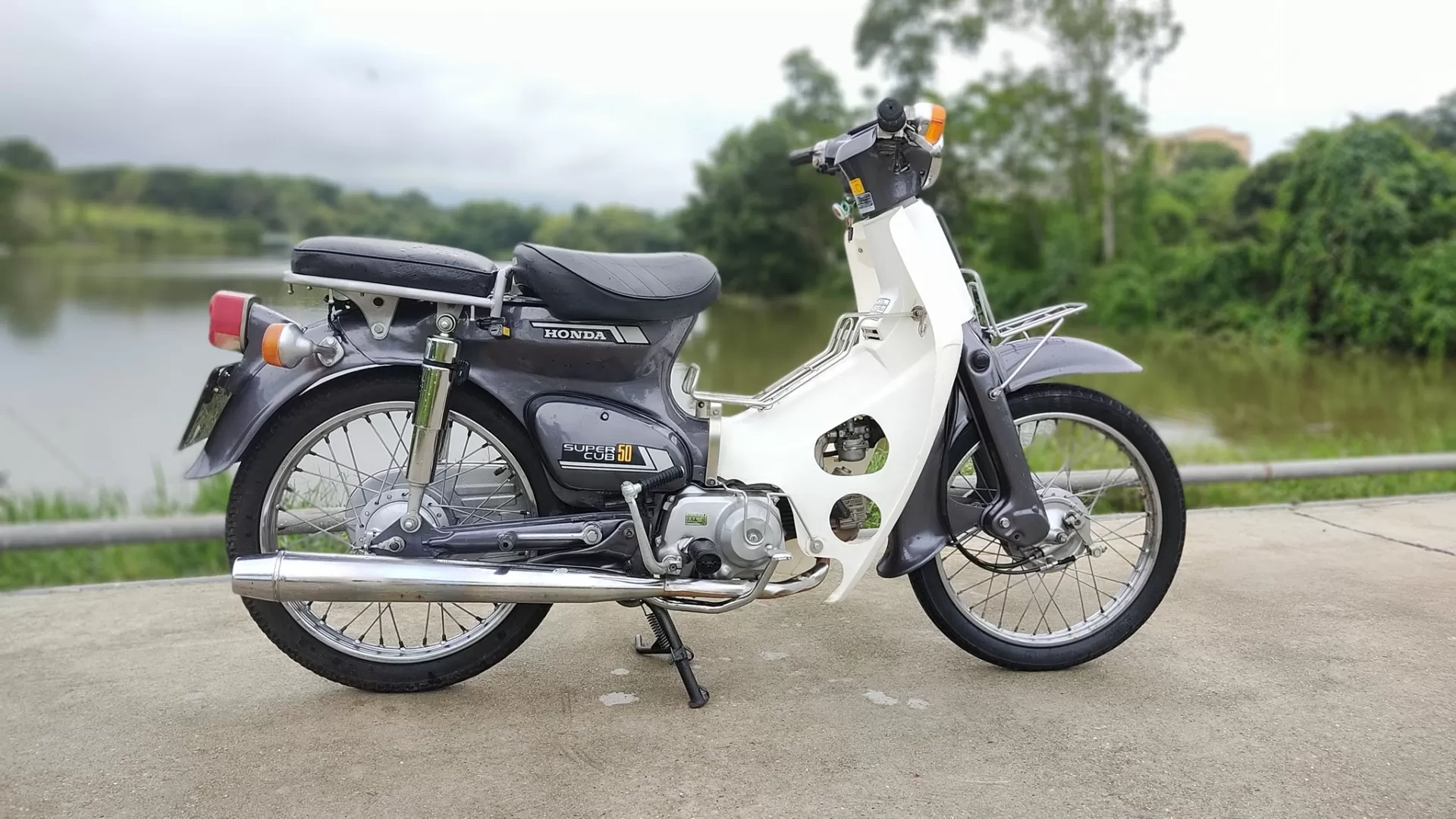 Sơn xịt Samurai K414 màu xám ánh kim – hiện đại, sắc nét, khô nhanh, bám chắc