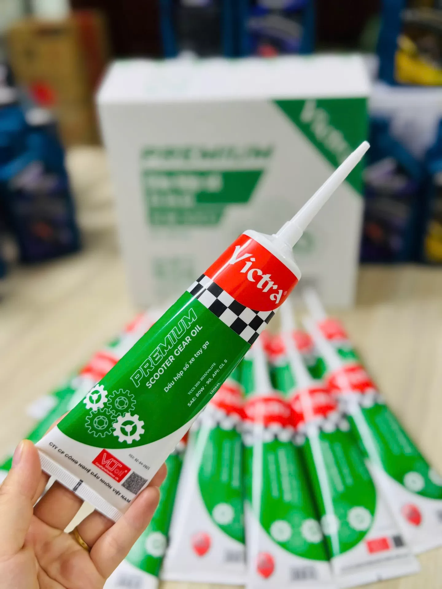 Dầu láp Victra Premium – Giải pháp chống hú láp cho xe tay ga!