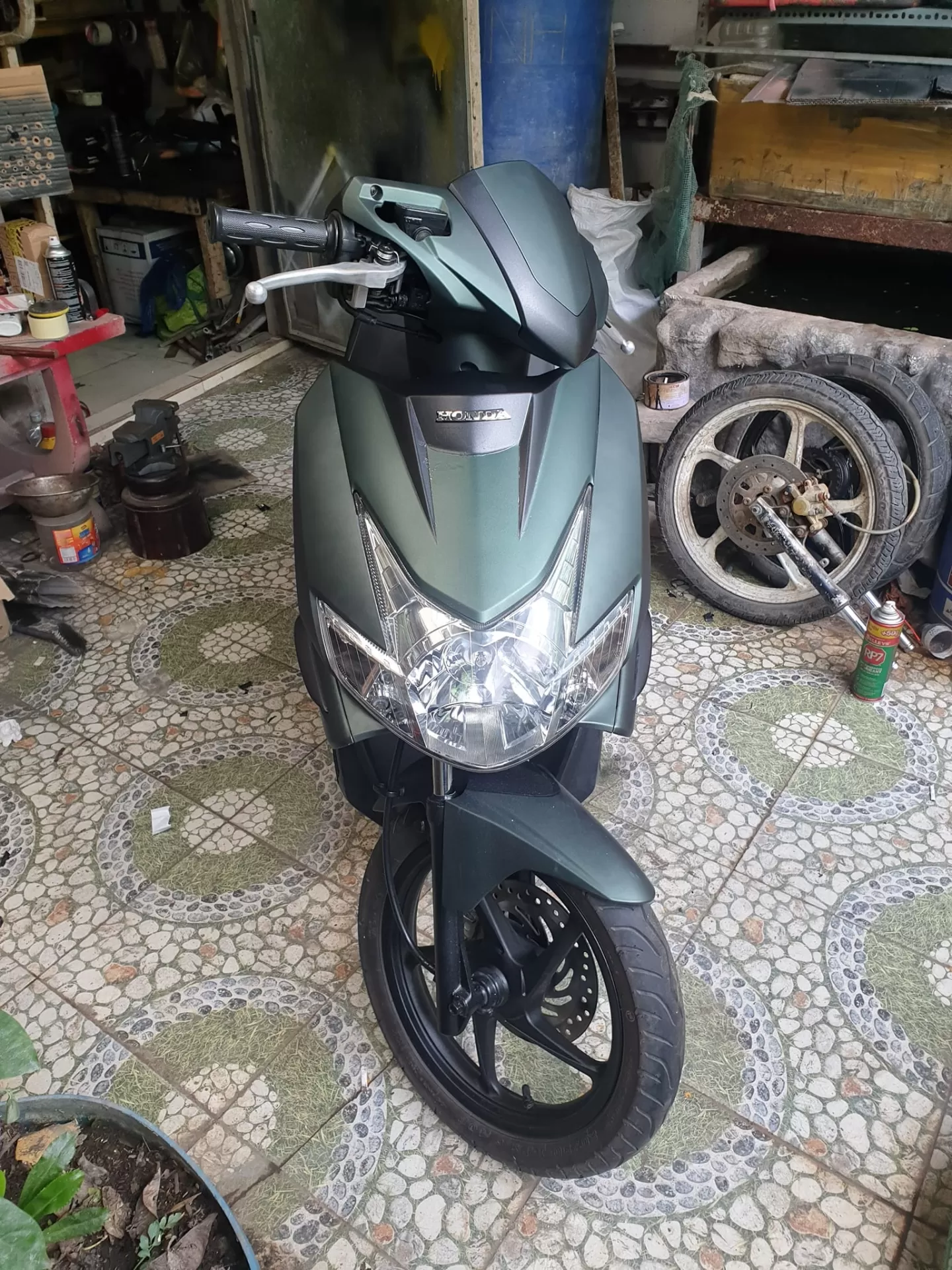 Sơn xịt Samurai Y9393 – màu xanh rêu cá tính, sắc xanh độc đáo, đều màu, khô nhanh, bám chắc