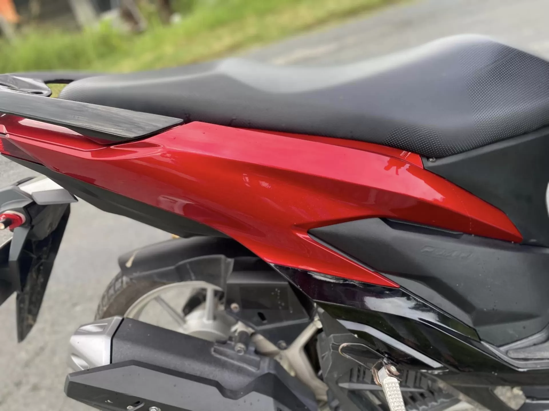 Sơn xịt Samurai Y138 màu đỏ ánh kim – rực rỡ, cá tính, bám dính tốt, khô nhanh