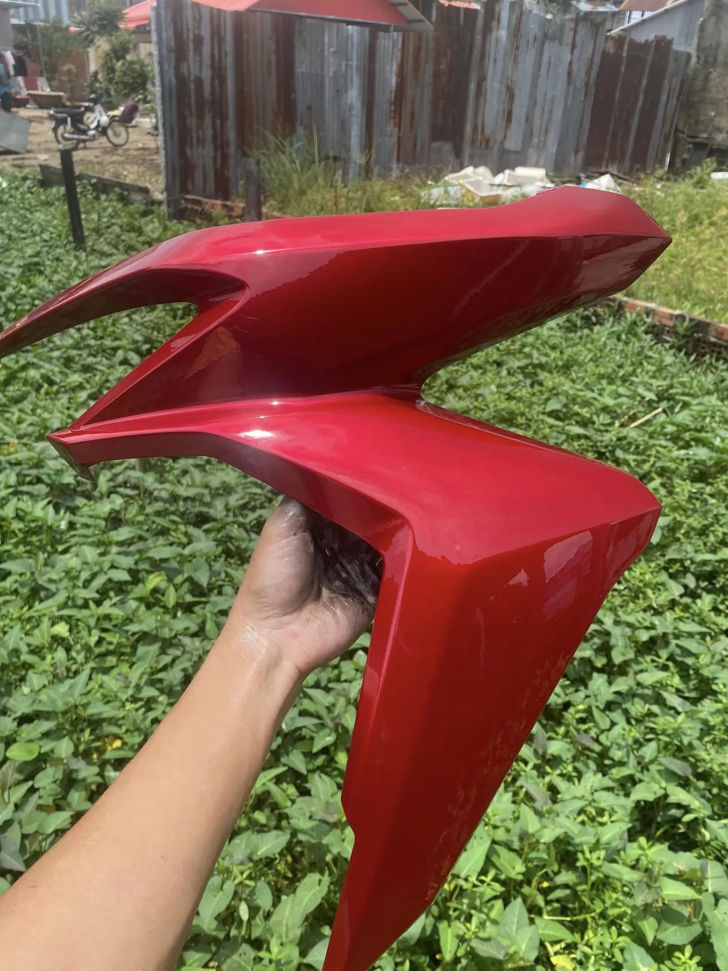 Sơn xịt Samurai Y138 màu đỏ ánh kim – rực rỡ, cá tính, bám dính tốt, khô nhanh