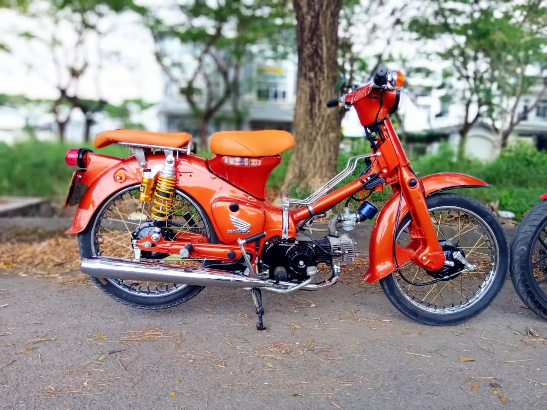 Sơn xịt Samurai Y3505 màu cam ánh kim – nổi bật, rực rỡ, bám tốt, khô nhanh