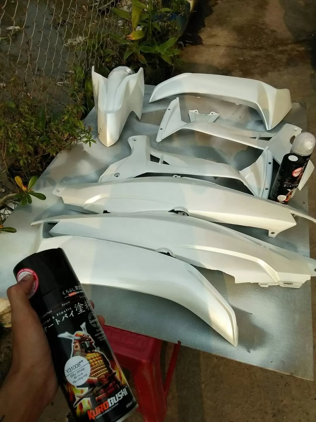 Sơn xịt Samurai Y31008 màu trắng ánh kim – tinh tế, nổi bật, khô nhanh, bám tốt