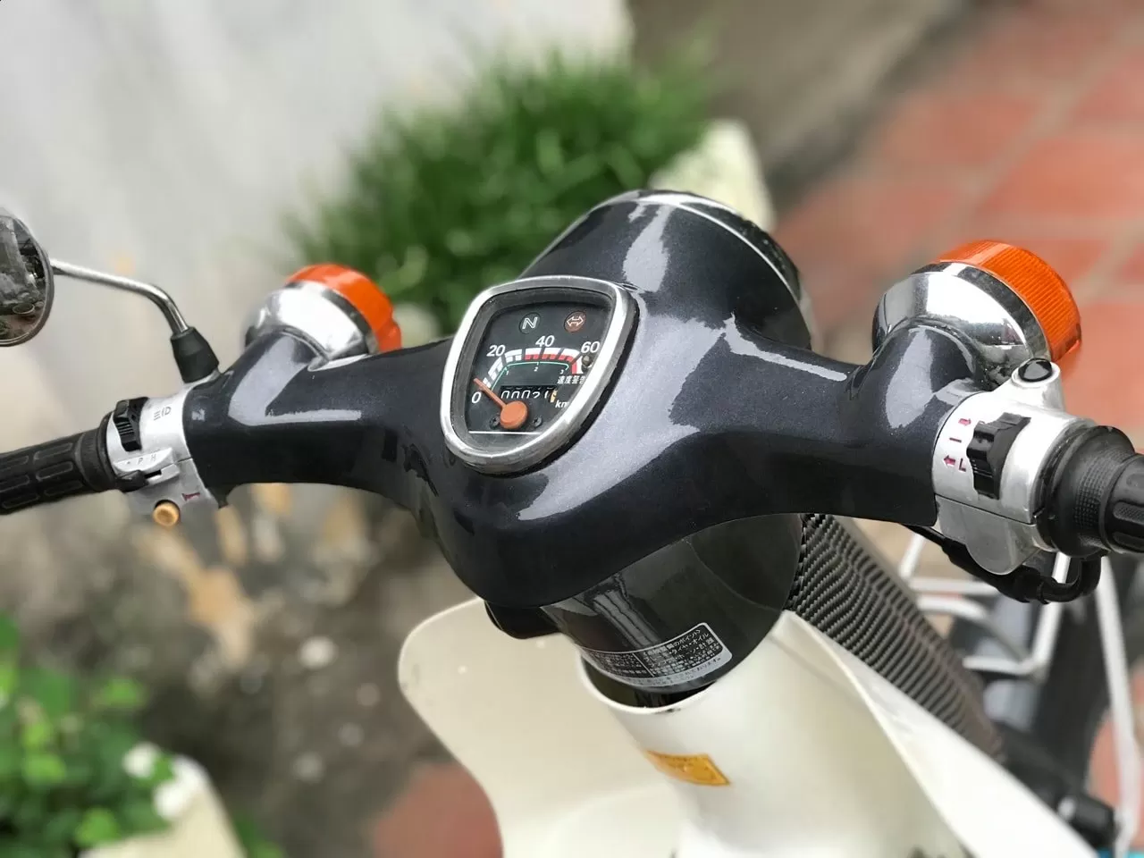 Sơn xịt Samurai Y367 màu xám ánh kim – tinh tế, hiện đại, bám chắc, khô nhanh